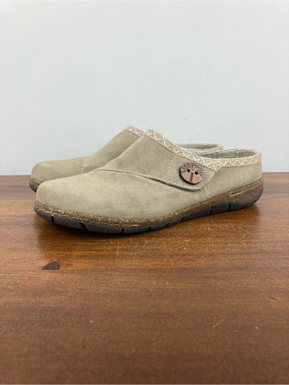 Earth Origins Essential Ezra Wheat Beige Suede Lined Mule Shoes Women’s Size 7M.